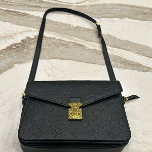 Absolutely gorgeous Louis Vuitton imposter black bag.